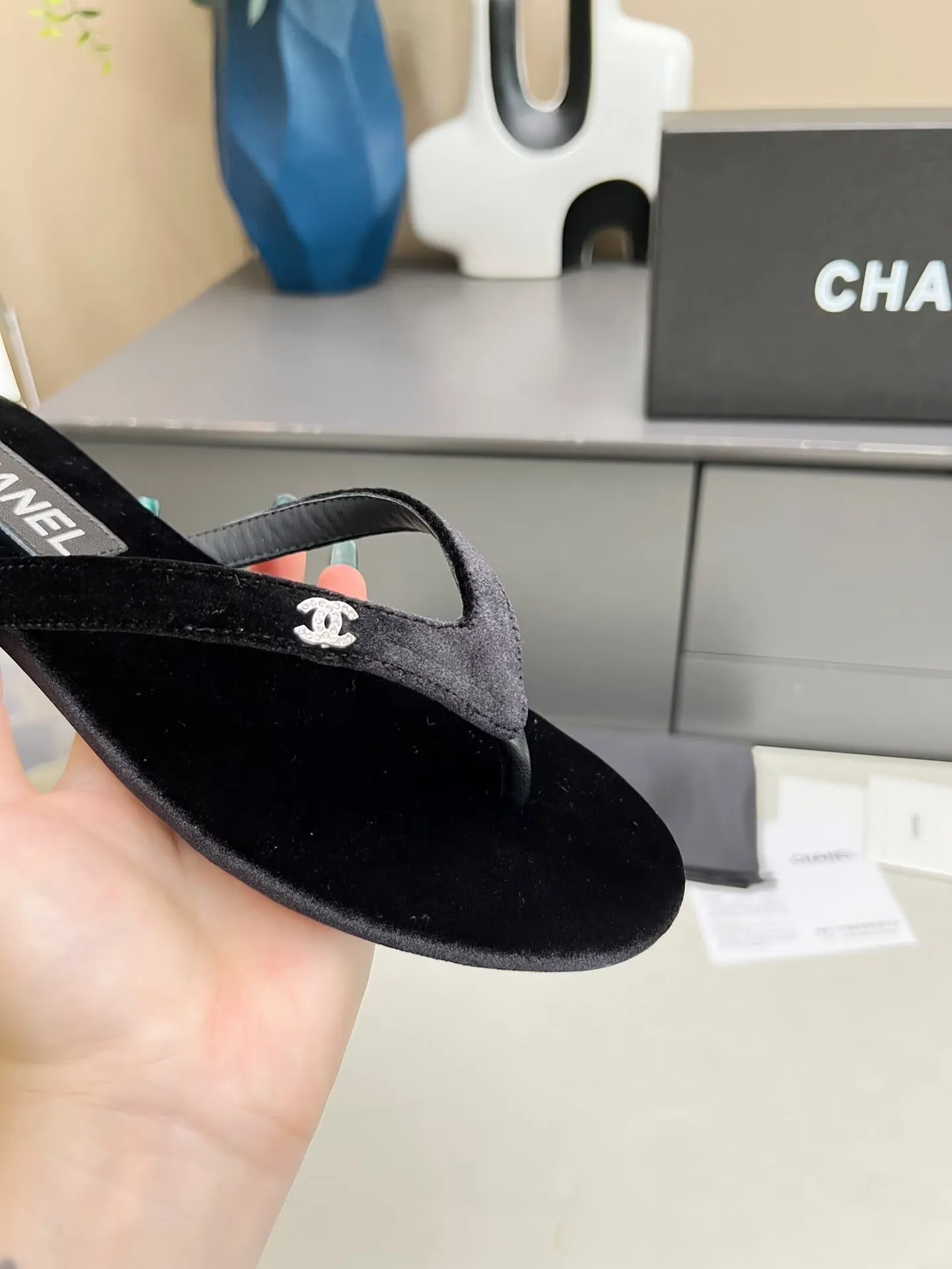 👟👟Ex-factory price 380👟👟 Chanel new spring and summer genuine leather outsole flip-flops✅ I was really moved by this shoe when I first saw it💓 I liked it at first sight [surprised], 😊 and it has Chanel’s classic diamond logo💎 Fabric: imported cowhide 🐂 Denim, velvet Lining: cow lining Color: black Code number: 35-41 (41 can be customized and non-returnable) Outsole: Made of genuine leather outsole Packaging: with card, cloth bag